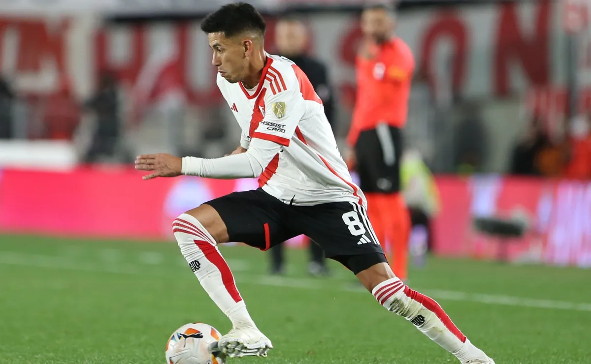 Maxi Meza está más afuera que adentro vs. Platense.