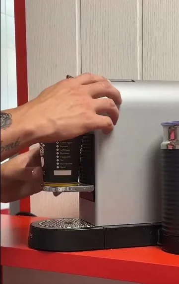 Las manos de James Rodríguez preparan un café. Así anunció su llegada el Rayo Vallecano (Foto: Twitter)