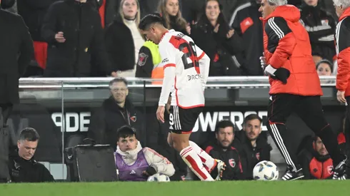 Aliendro salió del campo sin poder mover el brazo.