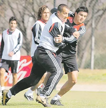 En pleno duelo con el Ogro Fabbiani en una práctica. Fuente: Prensa River.