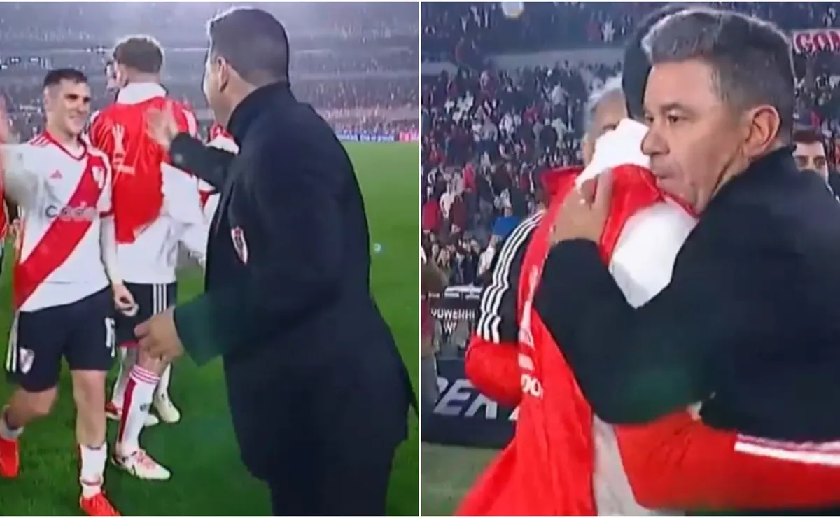 El abrazo de Marcelo Gallardo a los jugadores de River tras el triunfo y la clasificación vs Talleres).