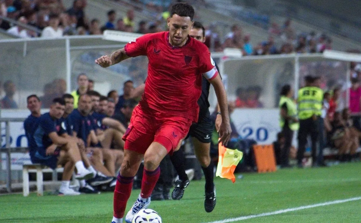 Ocampos seguirá en Sevilla