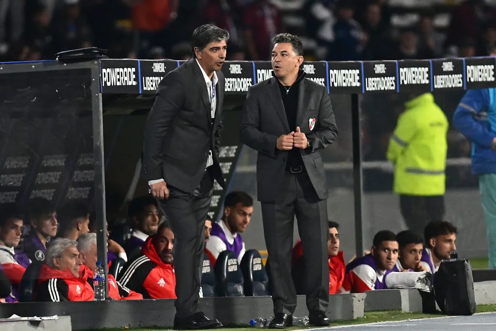 Marcelo Gallardo junto a Biscay buscan soluciones. (Foto: Getty)