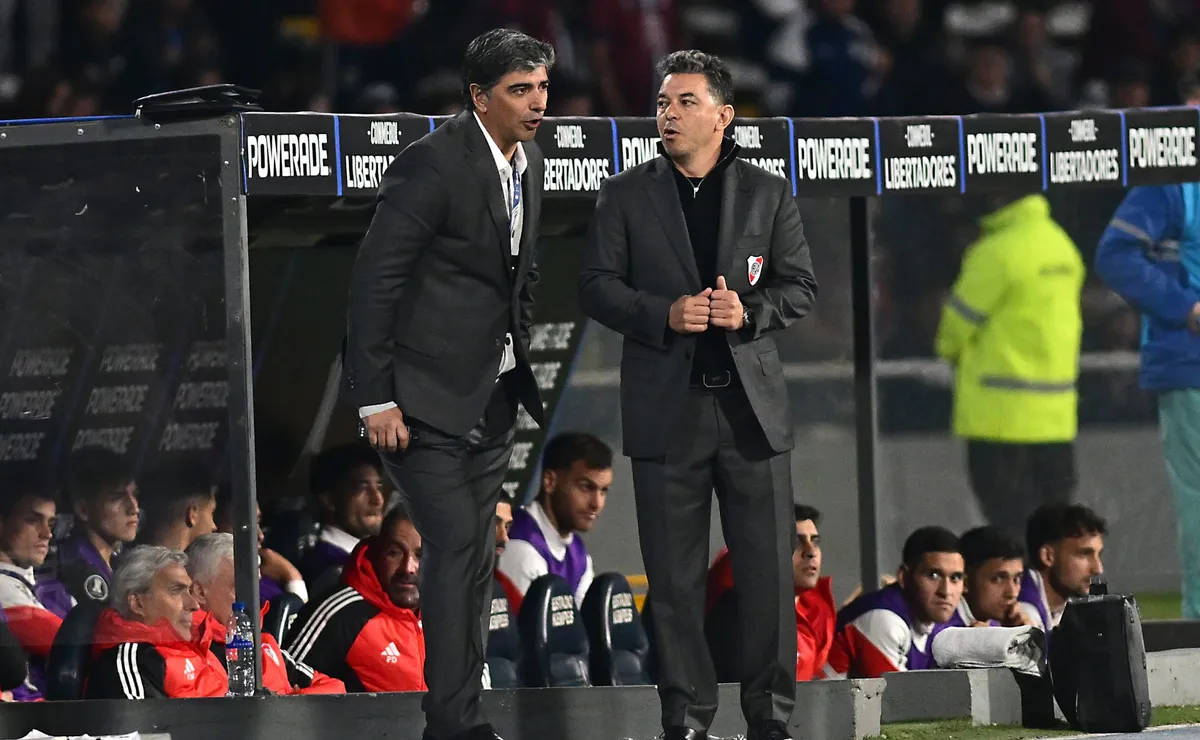 Marcelo Gallardo junto a Biscay buscan soluciones. (Foto: Getty)