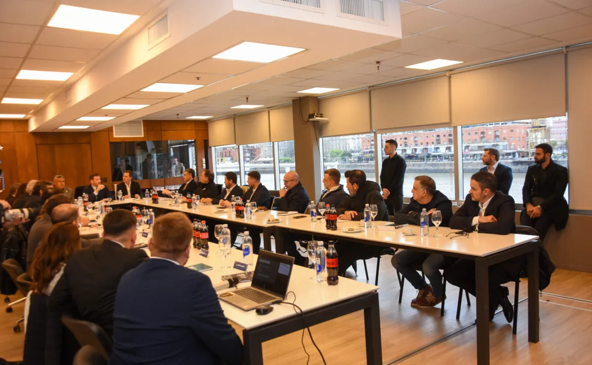 Reunión clave con AFA y Conmebol para definir la sede de la final de la Copa Libertadores.