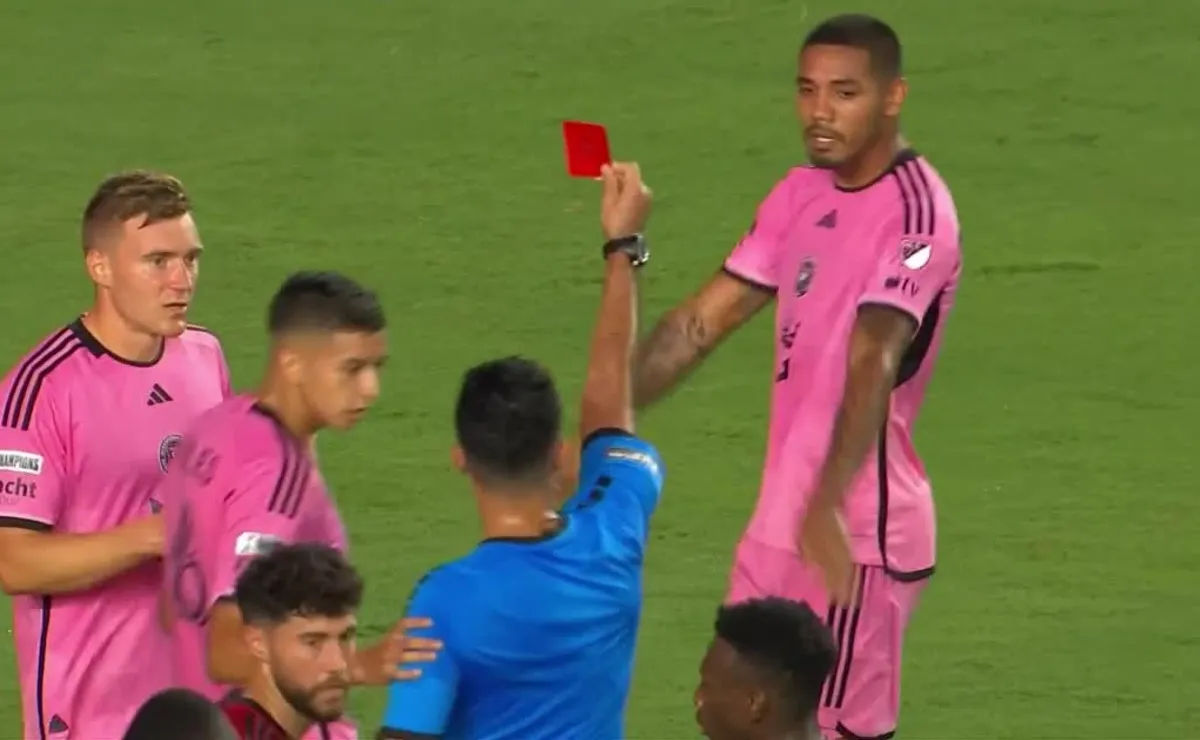 Insólito: David Martínez se fue expulsado en el triunfo de Inter Miami