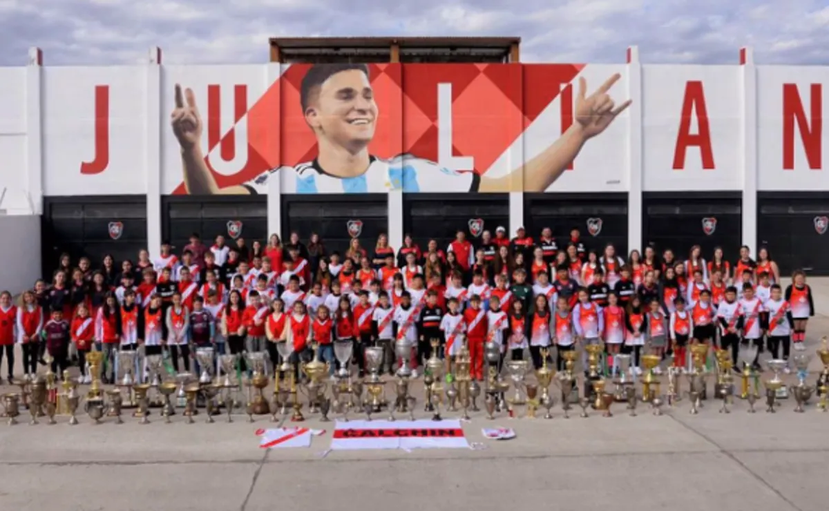 El increíble gesto de Julián Álvarez con el equipo de su pueblo.