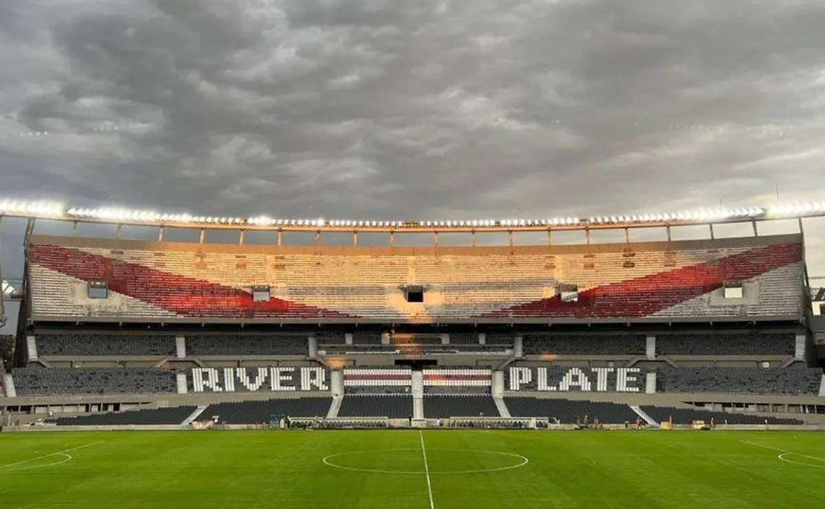 Los hinchas de River podrán llevar agua al Monumental