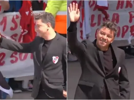 Gallardo bajó a saludar a los hinchas y fue despedido por una multitud