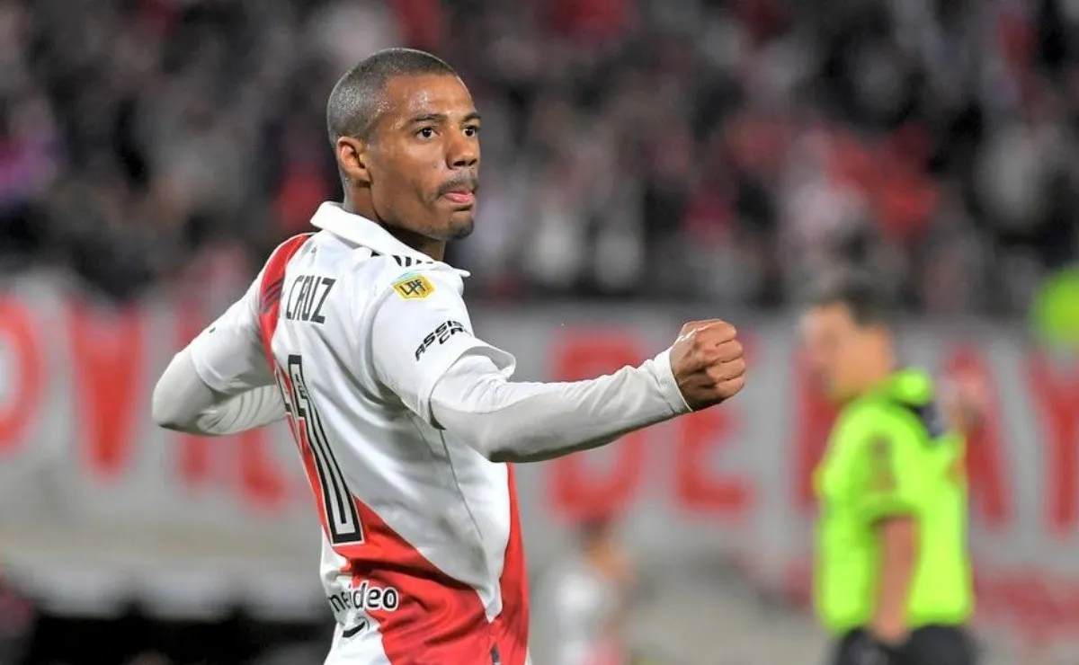 De la Cruz fue el mejor jugador del partido y condujo a River hacia la victoria.