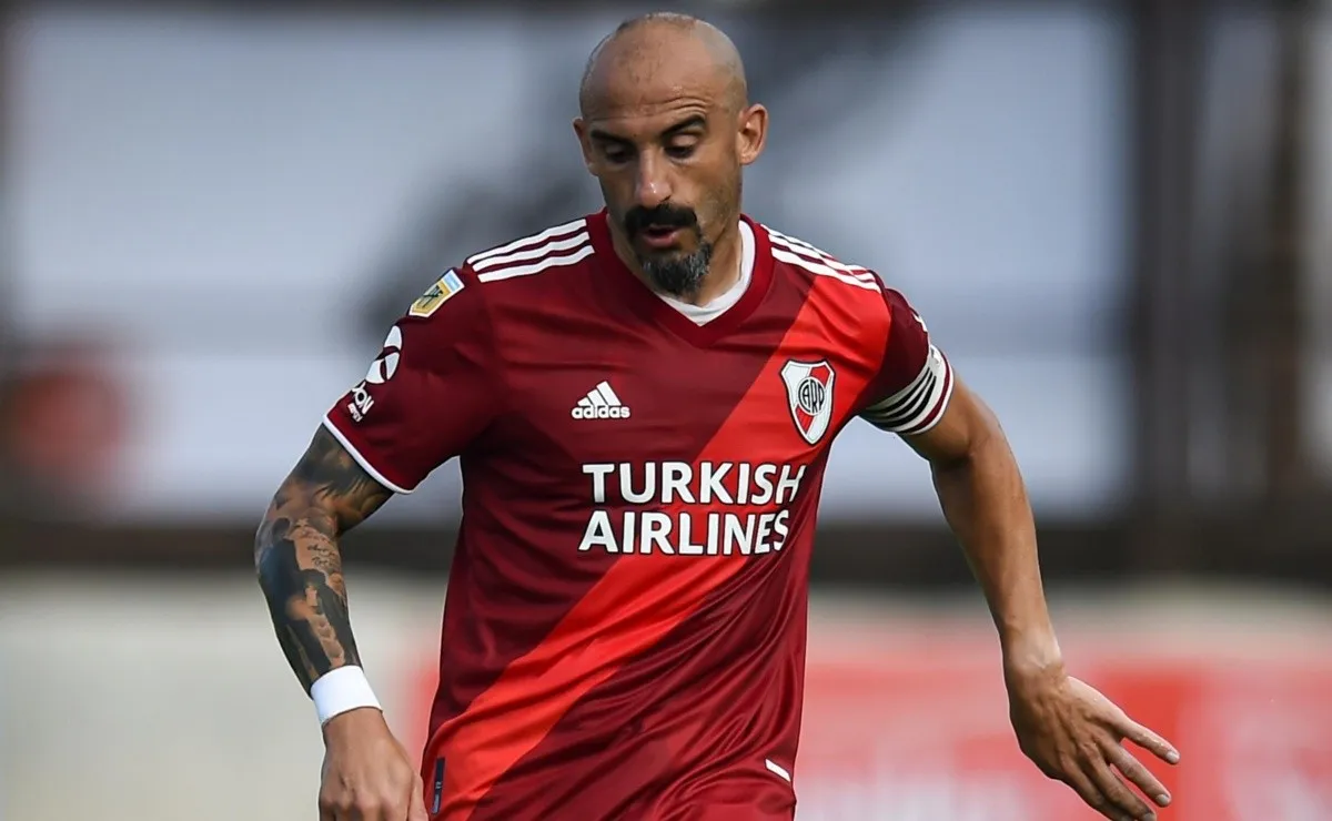 Javier Pinola, que se encuentra recuperándose de una lesión, respaldó a David Martínez que lo reemplazó.