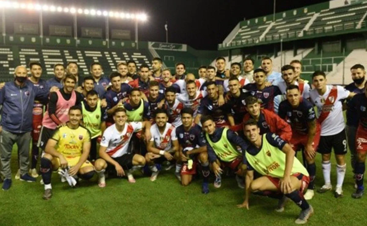Los jugadores de River y de DEPRO, unidos al final del partido