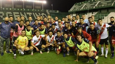 Los jugadores de River y de DEPRO, unidos al final del partido