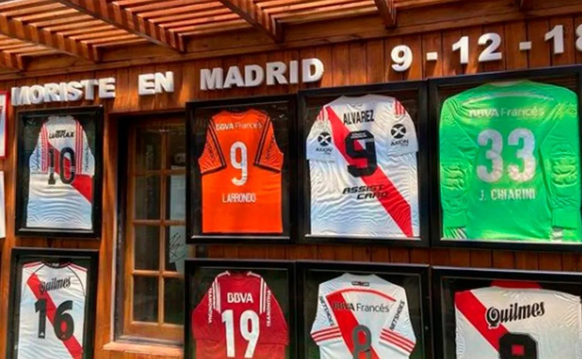 Alejandro Yannela cumplió su sueño de tener un lugar donde se respira River en todos los rincones. Su quincho fue modificado de tal manera que parece un museo.