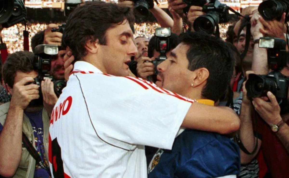 El abrazo eterno entre Enzo Francescoli y Diego Armando Maradona en el Monumental