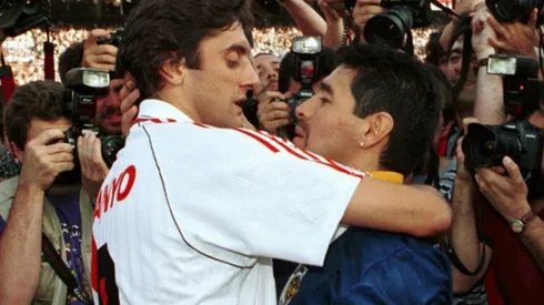 El abrazo eterno entre Enzo Francescoli y Diego Armando Maradona en el Monumental