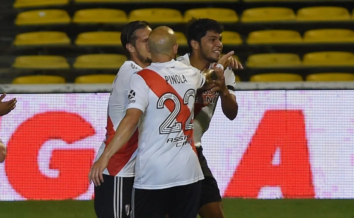 Robert Rojas abrió el marcador para el Más Grande en el Gigante de Arroyito, Martínez en contra aumentó la ventaja..