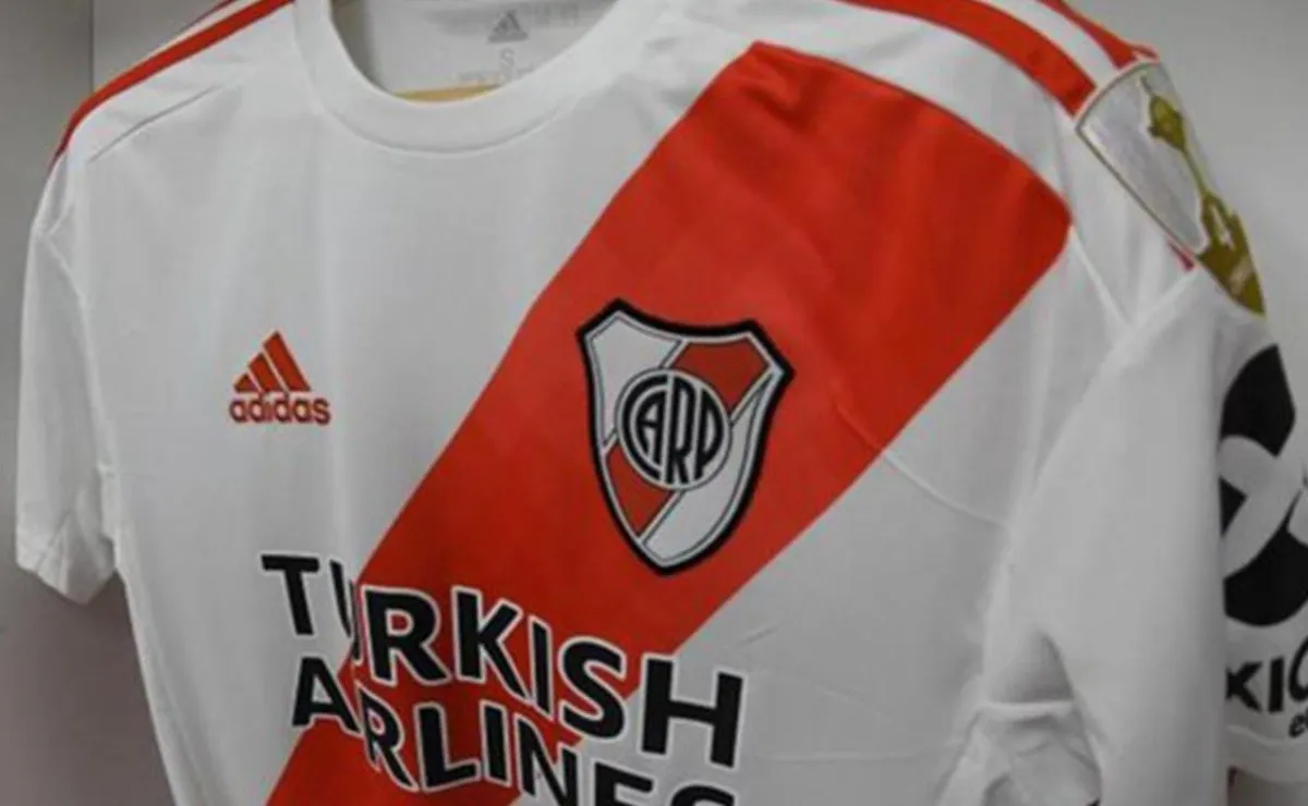 La camiseta de Lucas Pratto es hasta el momento la más cotizada de la subasta
