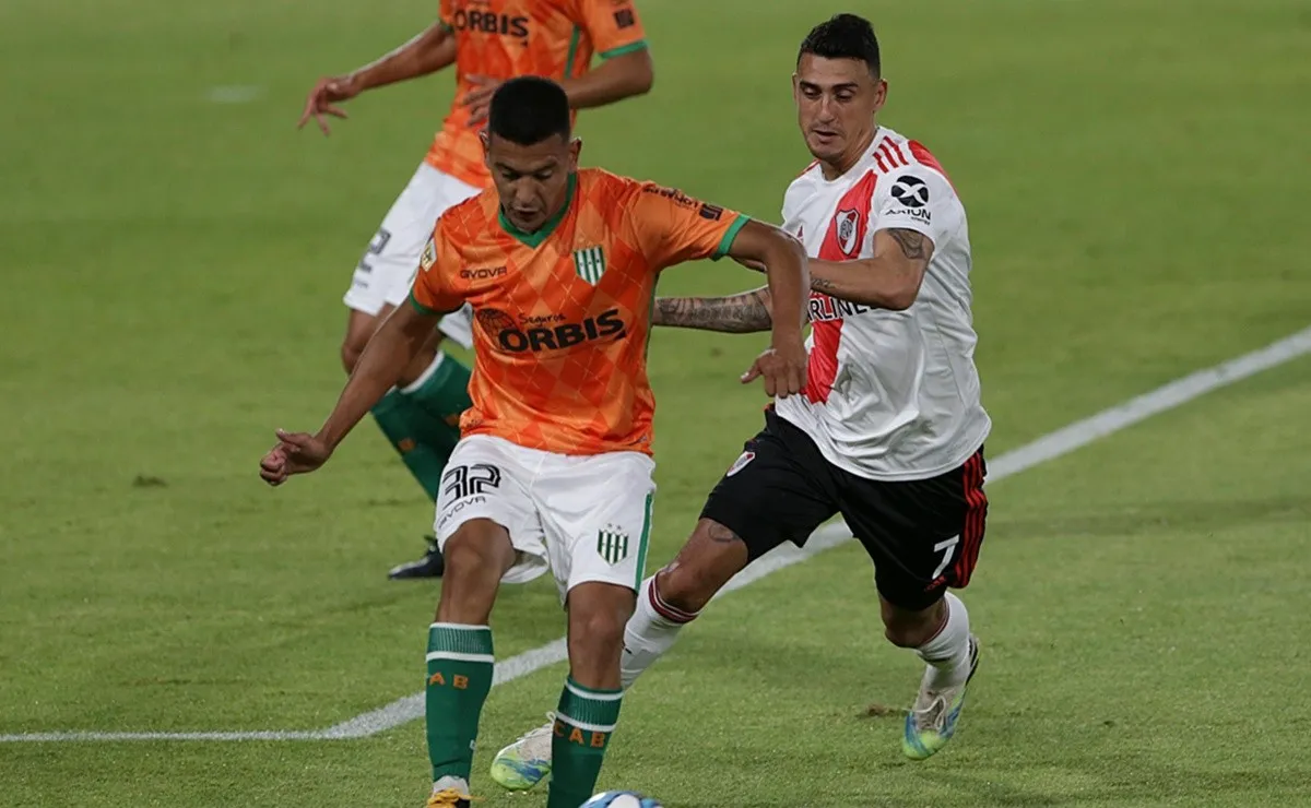 El historial entre River y Banfield indica que jugaron 107 partidos con 64 triunfos para el Millonario, 18 para el Taladro e igualaron en 25 oportunidades.