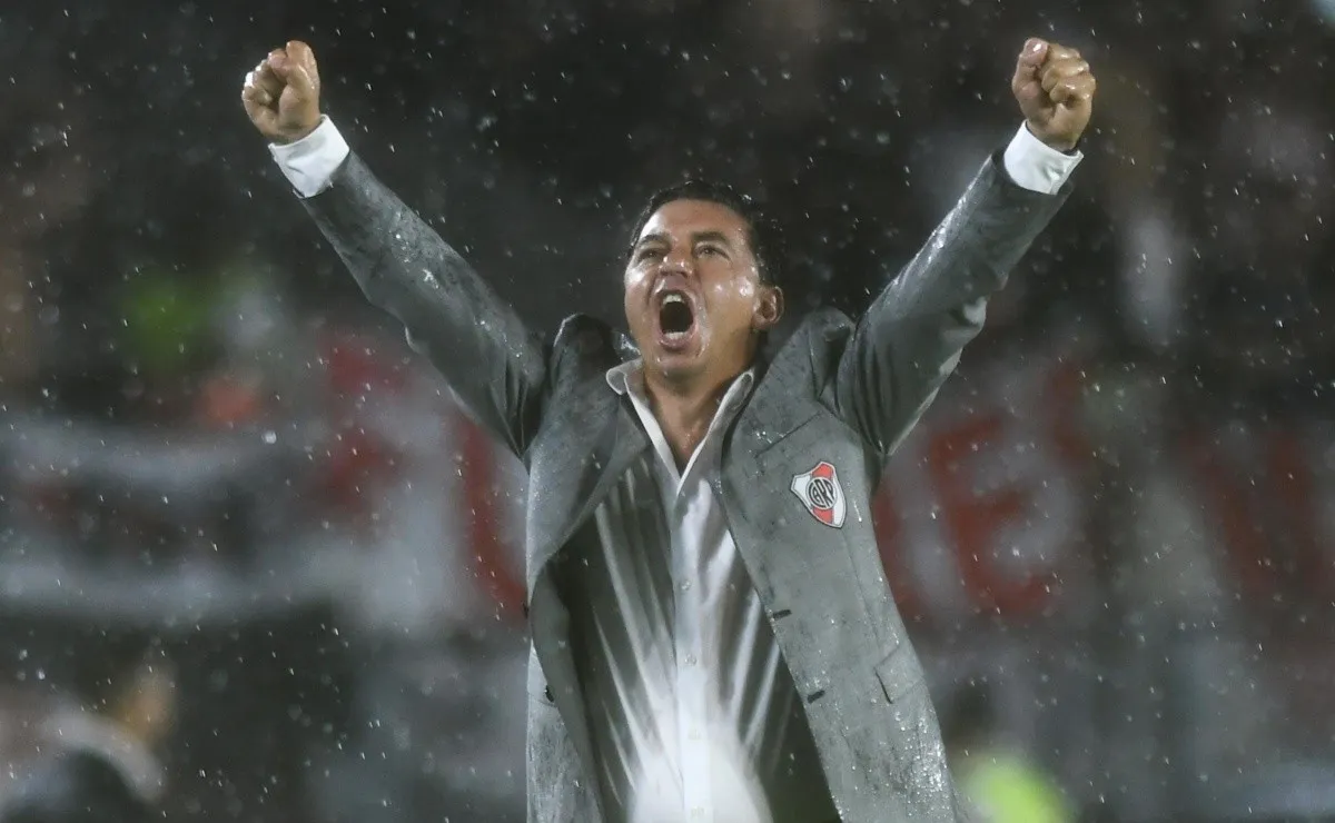 El festejo de Gallardo bajo la lluvia, en el último partido contra Banfield. Este domingo, contra ese rival, llegará a su partido 300 como DT de River.