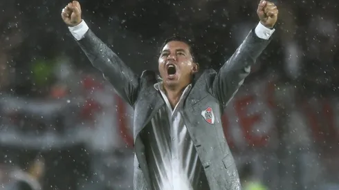 El festejo de Gallardo bajo la lluvia, en el último partido contra Banfield. Este domingo, contra ese rival, llegará a su partido 300 como DT de River.