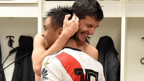 Nacho Fernández abraza al héroe de la noche en Porto Alegre.
