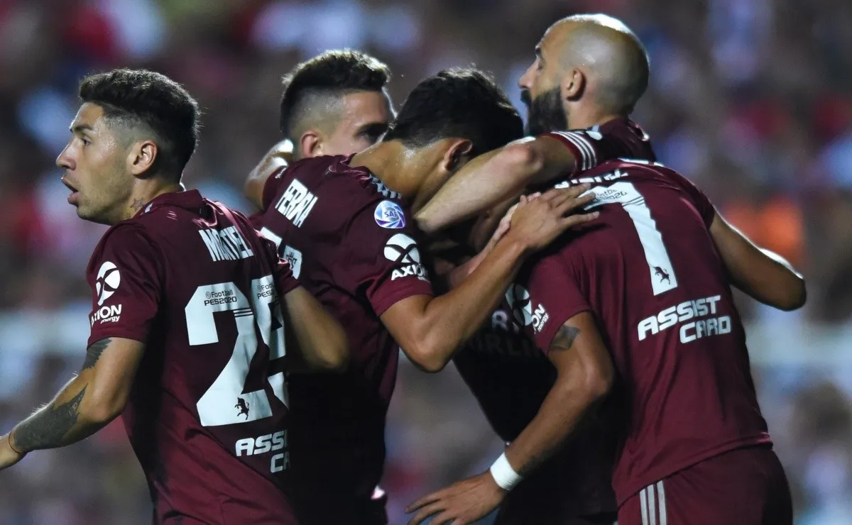 El festejo de los jugadores luego de sumar los tres puntos en Santa Fe