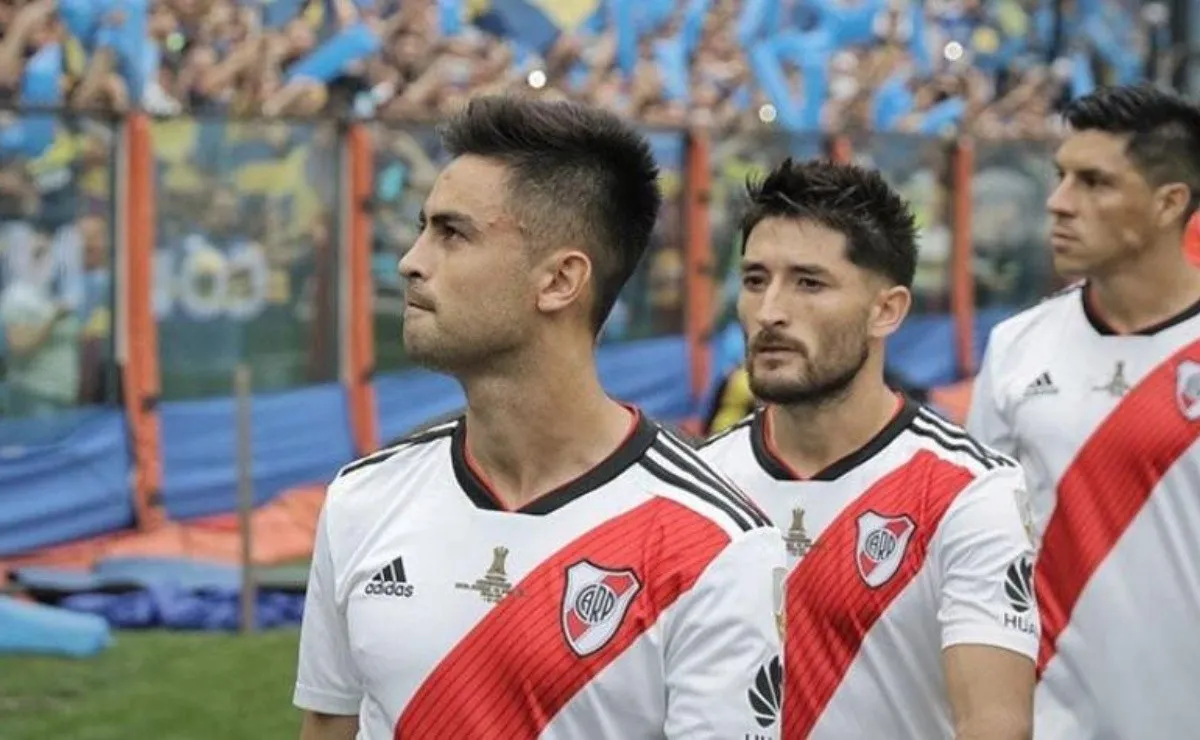 Gonzalo Martínez y Enzo Pérez miran desafiantes a la Bombonera.