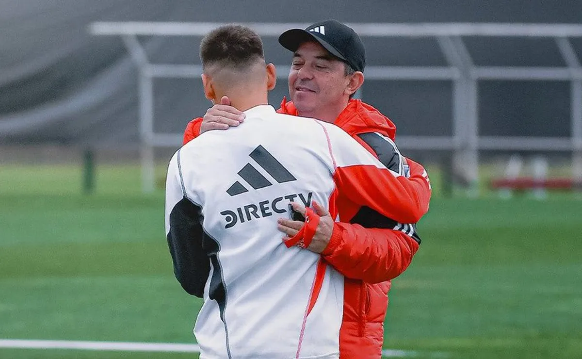 Abrazo de cracks: Echeverri y Gallardo tuvieron conexión inmediata.