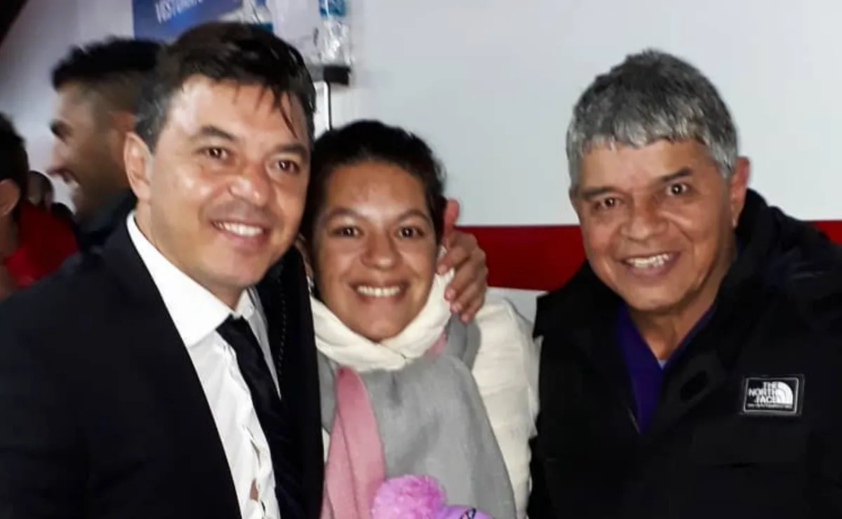 Marcelo Gallardo con su hermana Marta y su papá, Máximo.