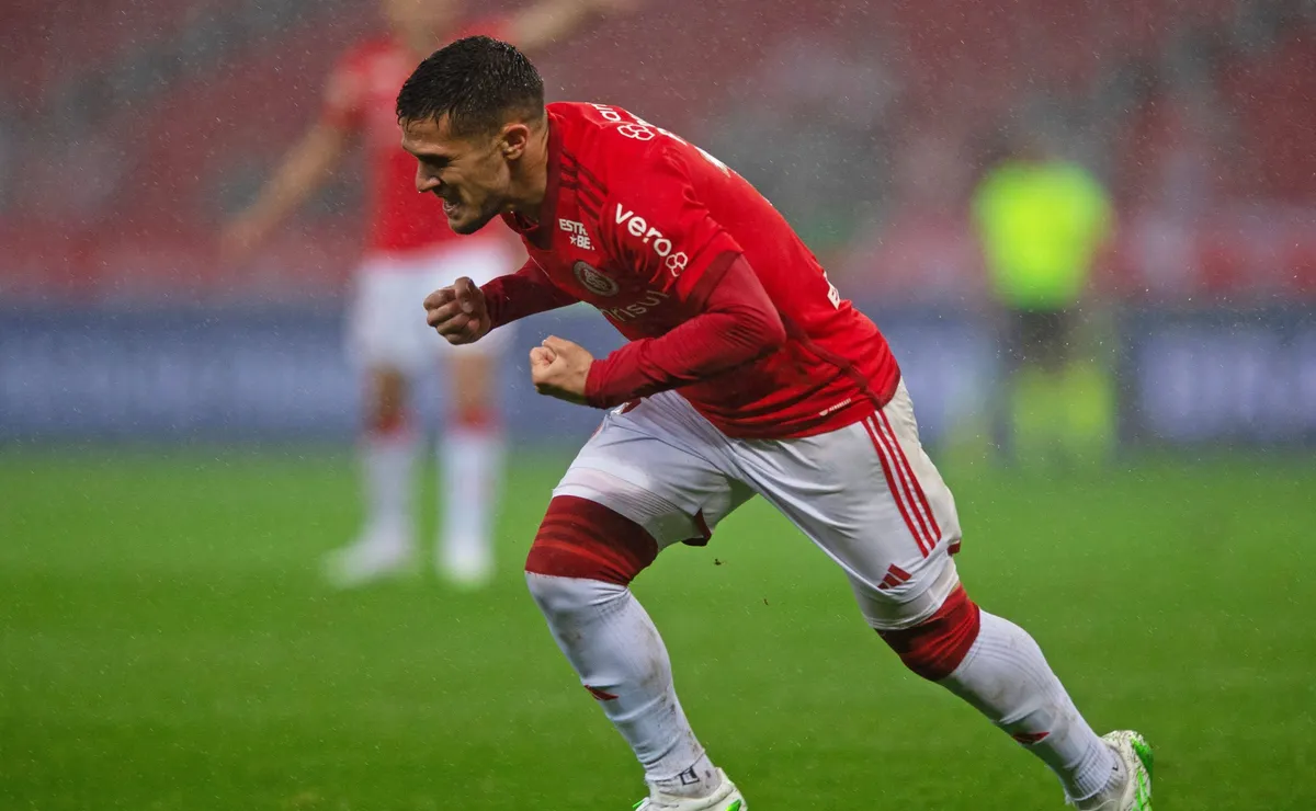 Fabricio Bustos llegó a la Argentina y será jugador de River