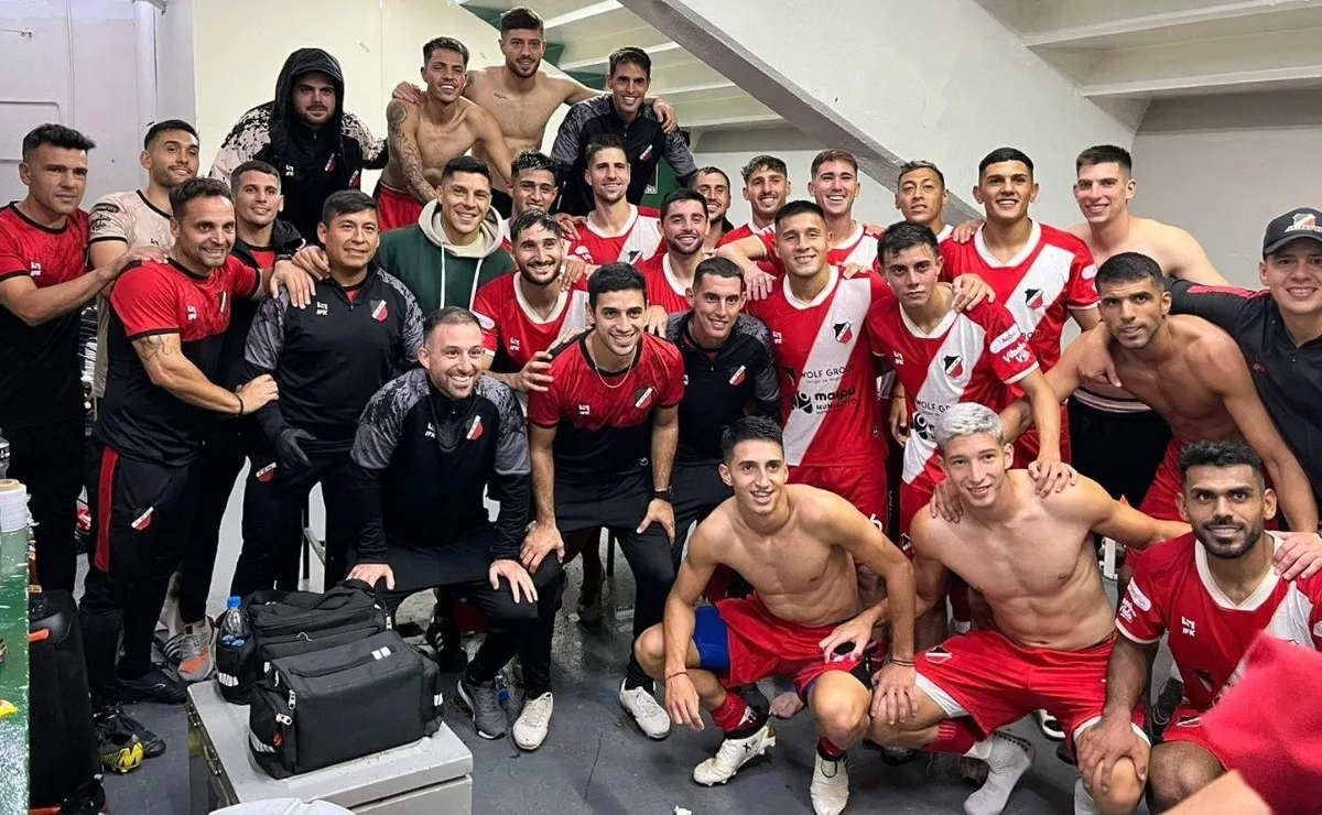 Enzo junto al plantel de Deportivo Maipú tras su victoria ante Ferro de visitante.