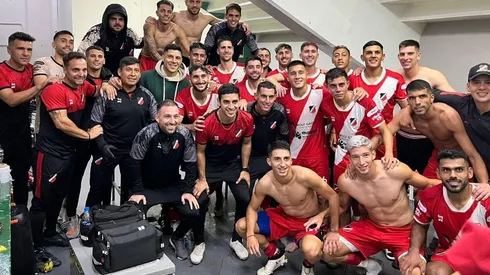 Enzo junto al plantel de Deportivo Maipú tras su victoria ante Ferro de visitante.
