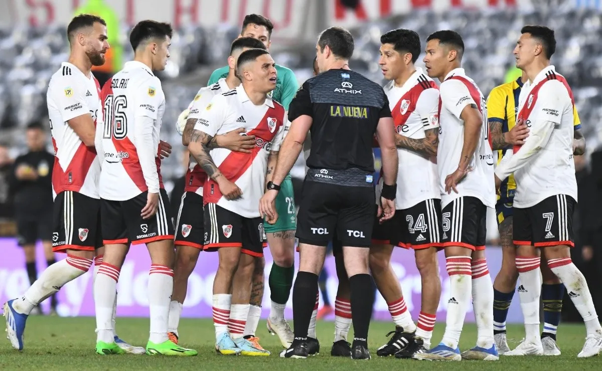 El último partido de Echenique en el Monumental y el encontronazo con Juanfer Quintero.