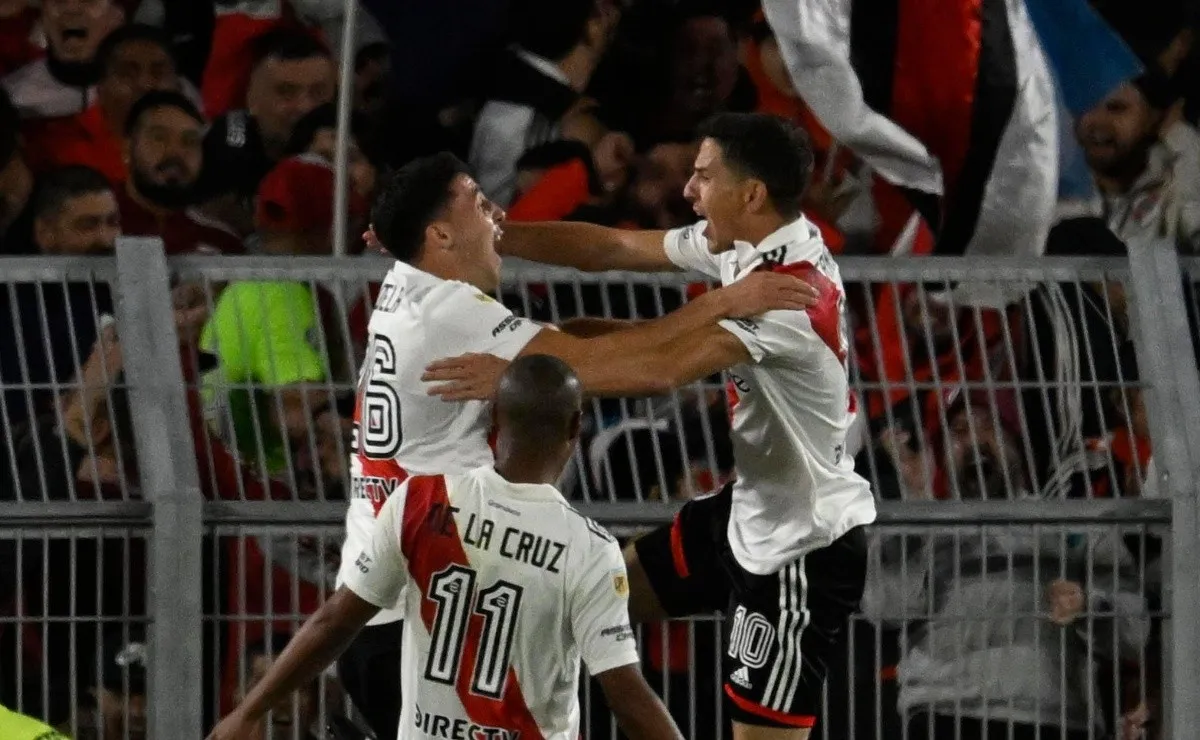 Abrazo goleador en el Estadio Monumental.