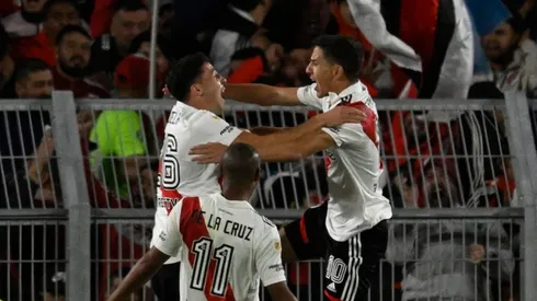 Abrazo goleador en el Estadio Monumental.