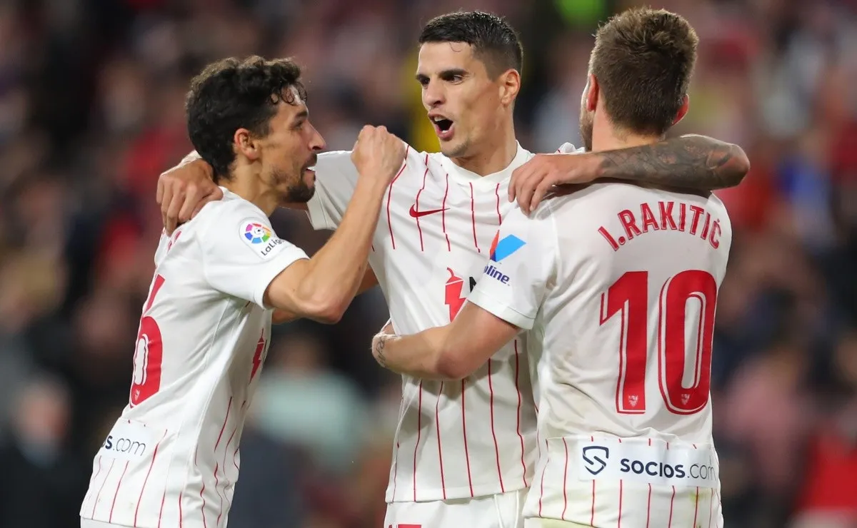 Lamela está endulzándole el oído a uno de sus compañeros.