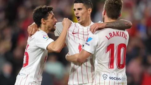 Lamela está endulzándole el oído a uno de sus compañeros.