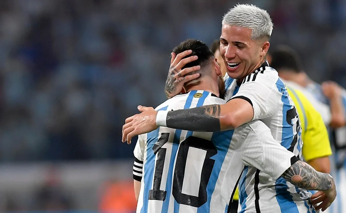 Enzo y Lionel, protagonistas de la goleada de Argentina frente a Curazao en Santiago el Estero.