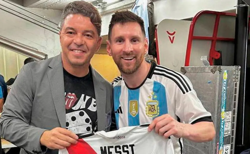 Marcelo Gallardo junto a Lionel Messi y la camiseta de River en el Estadio Monumental.