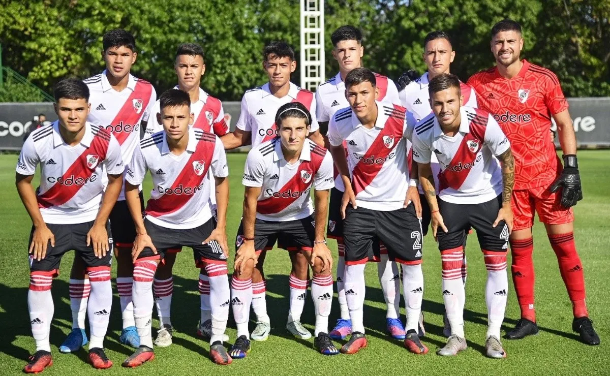 El Millonario viajó con varios chicos a Salta.