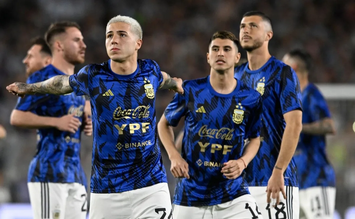 Enzo Fernández, admirando la inmensidad del Monumental.