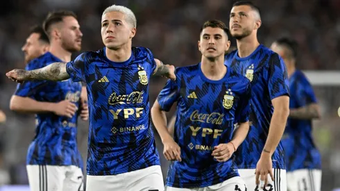 Enzo Fernández, admirando la inmensidad del Monumental.