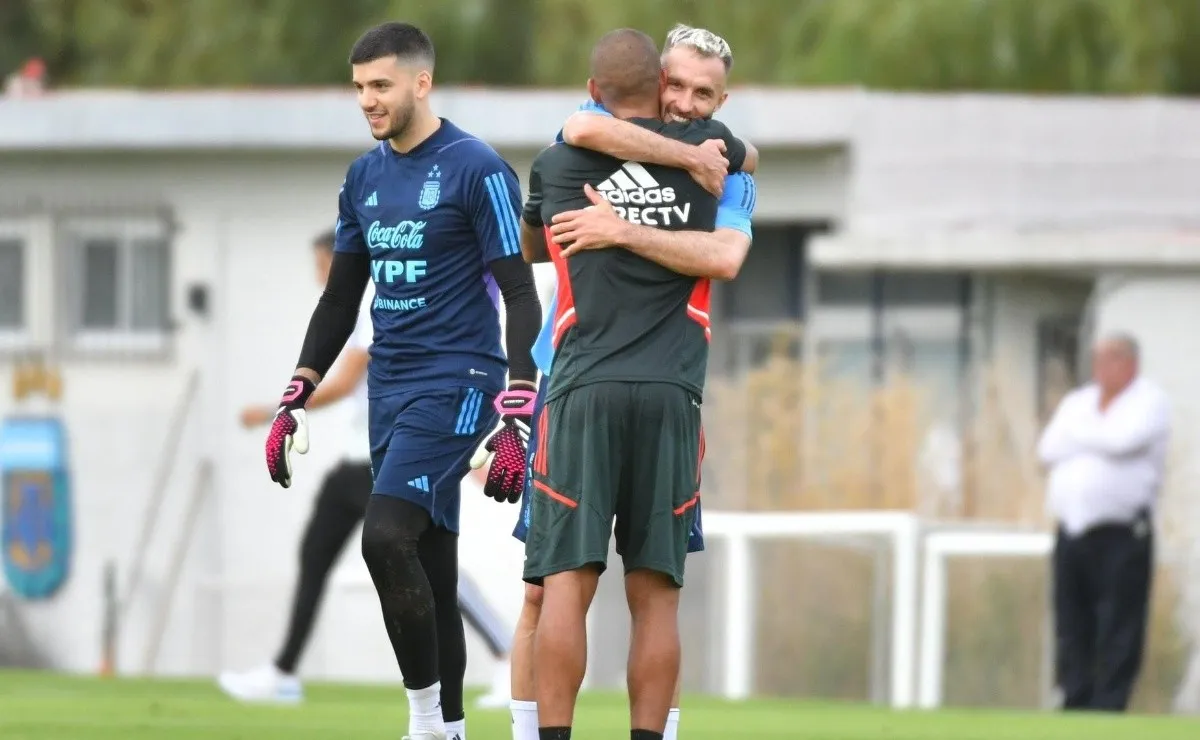 Germán Pezzella se abraza a Joni Maidana.