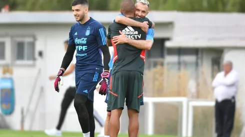Germán Pezzella se abraza a Joni Maidana.