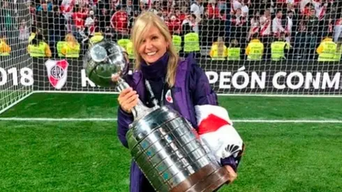 Sandra Rossi con la Copa Libertadores en el Bernabéu.