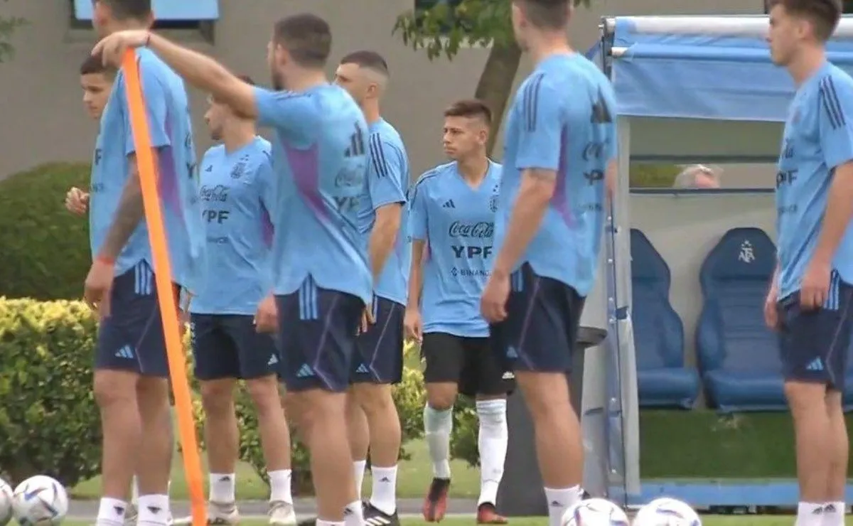 Imagen fuerte: el Diablito Echeverri entrenando con la Mayor.