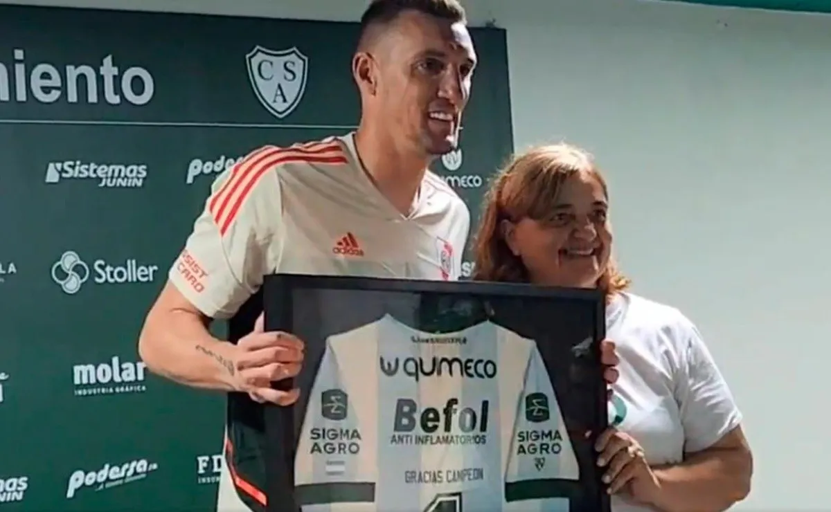 Franco Armani recibió un hermoso regalo por parte de Sarmiento.