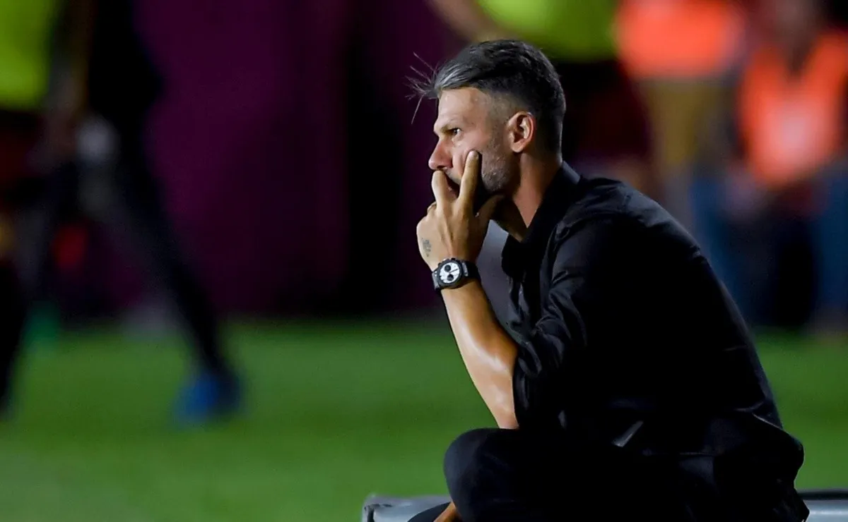 Pensativo, así está Demichelis en la previa del partido ante Sarmiento.