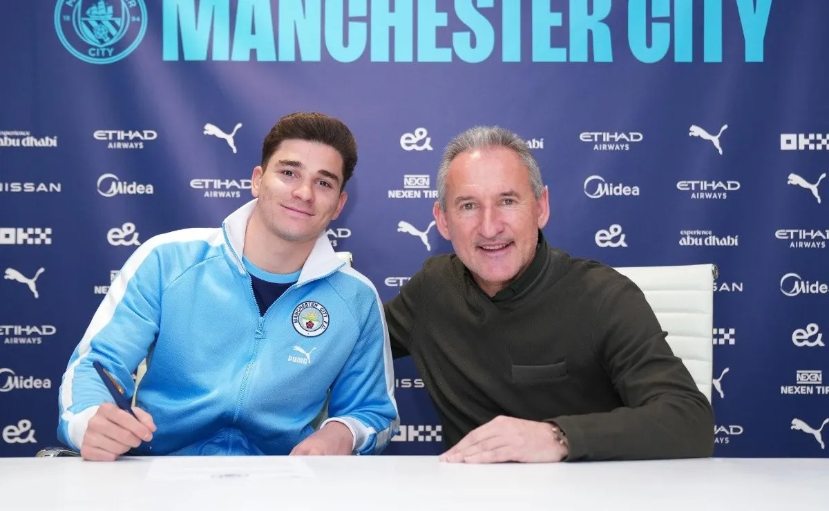 Txiki Begiristain, director de fútbol del City, acompañó a Julián en la firma.